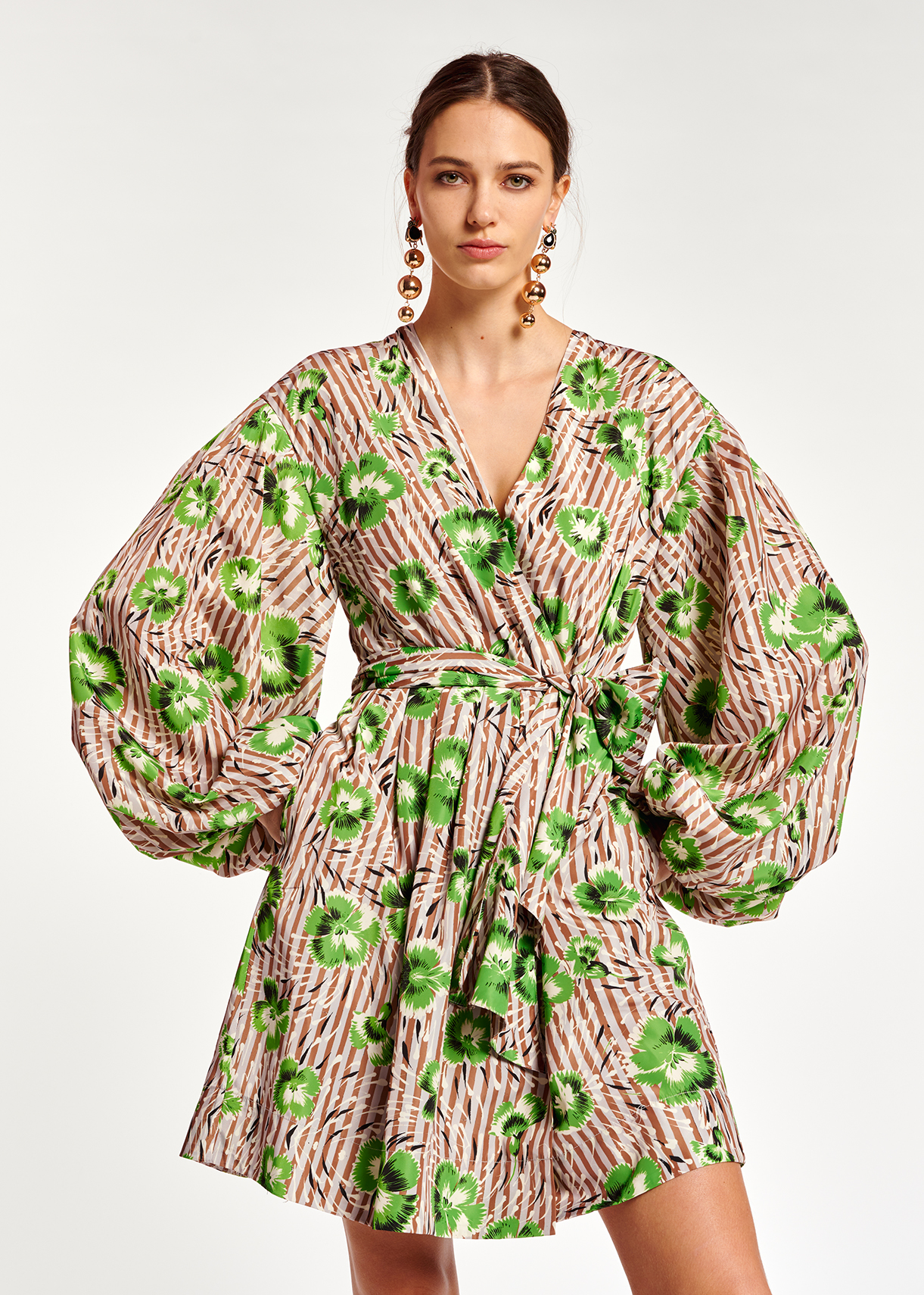 Grünes und braunes Mini-Wickelkleid mit Blumenprint - Essentiel Antwerp